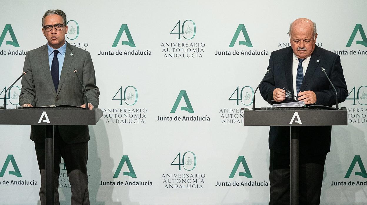 Los consejeros de Presidencia, Elías Bendodo, y de Salud, Jesús Aguirre