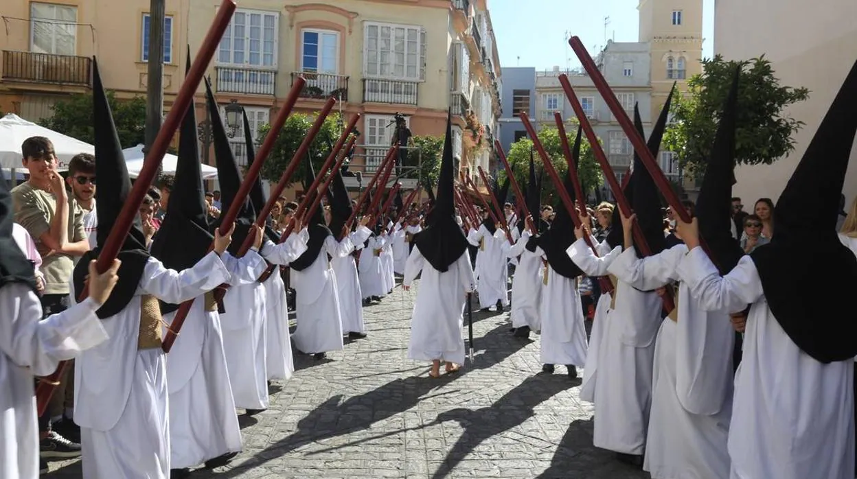 Penitentes de Jesús Caído en la salida procesional del Martes Santo de 2019