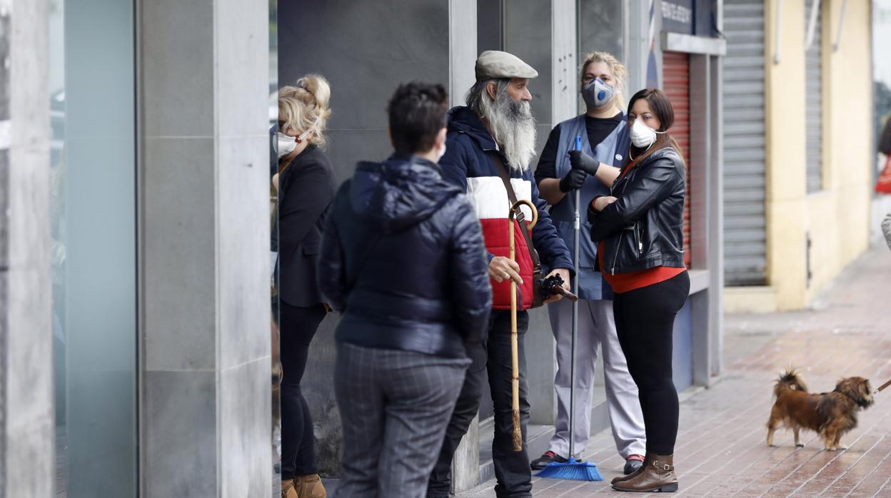 Colas, el Lunes Santo, en una entidad bancaria en la Viñuela de Córdoba