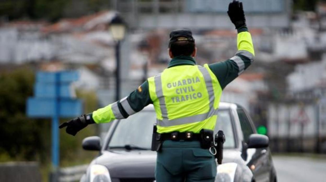 Un agente de la Guardia Civil