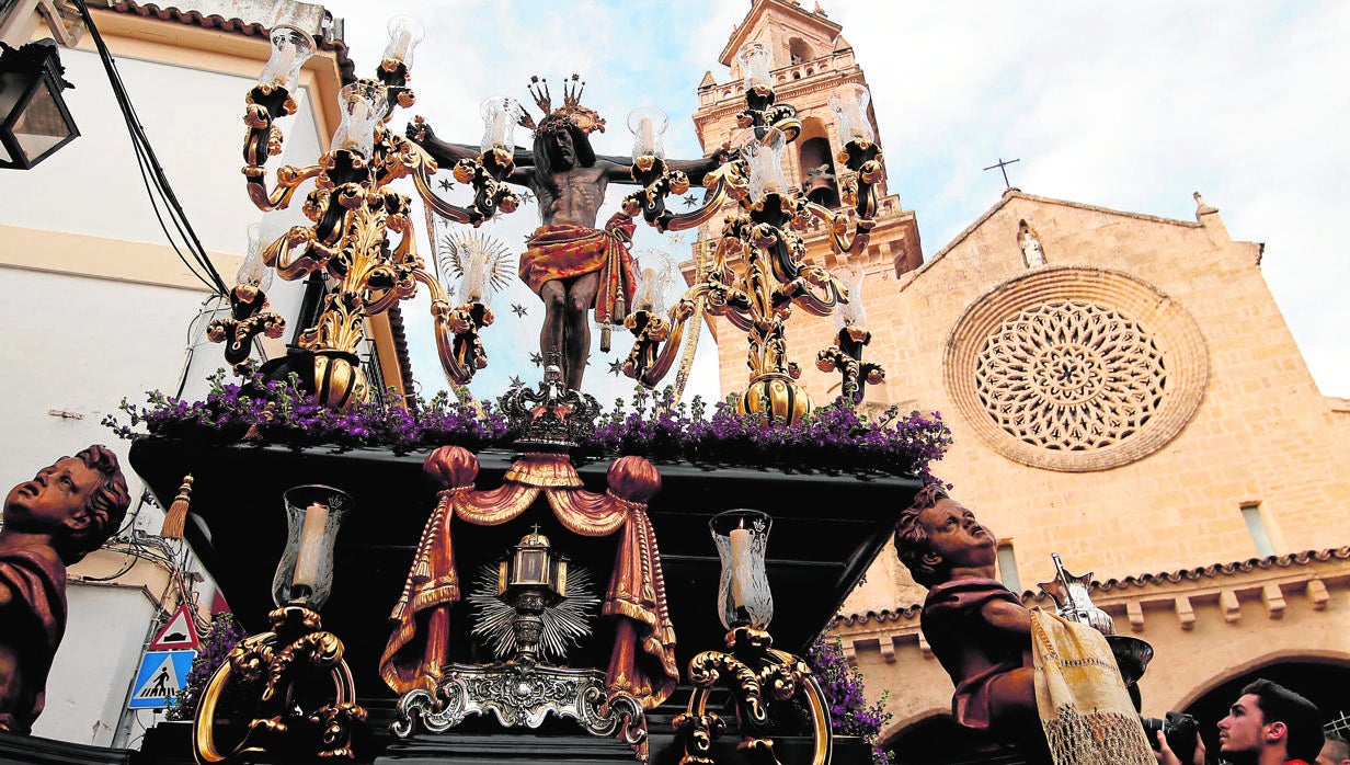 El Cristo del Remedio de Ánimas, al salir de San Lorenzo