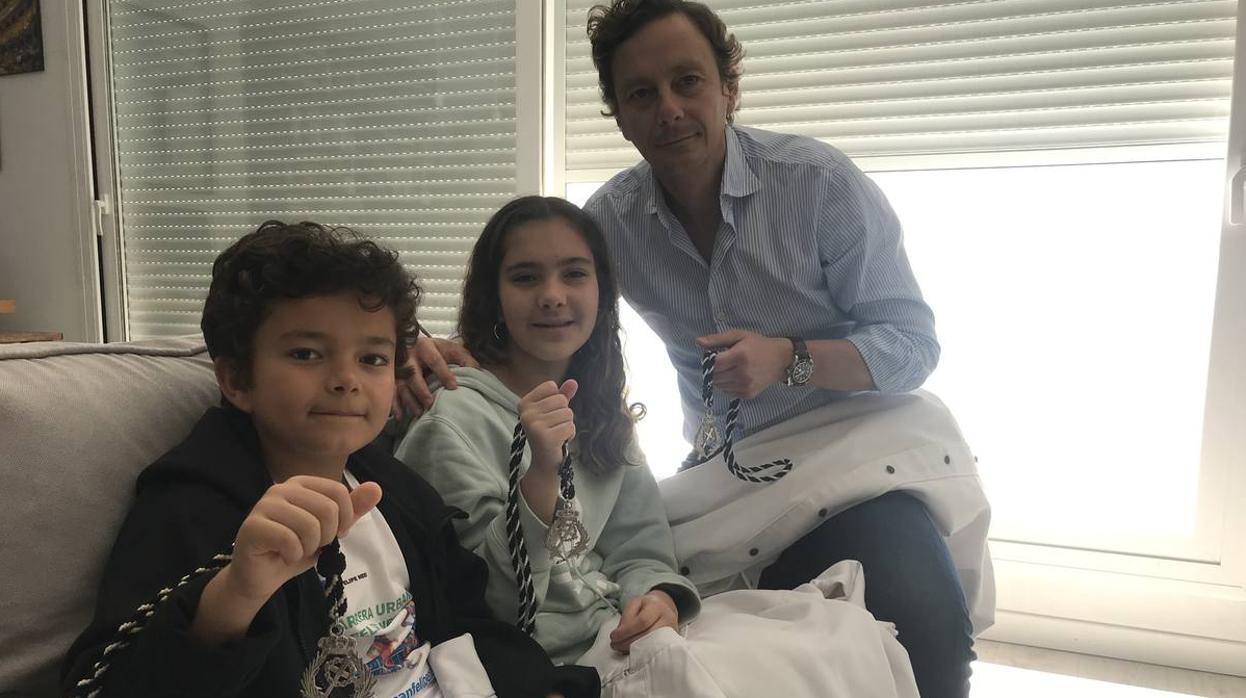 Pedro Barrera Lapi, junto sus hijos, Claudia y Juan