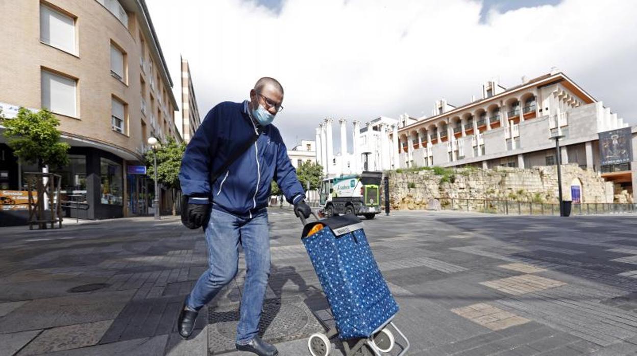 Un hombre con un carro de la compra, ayer en el Centro de Córdoba