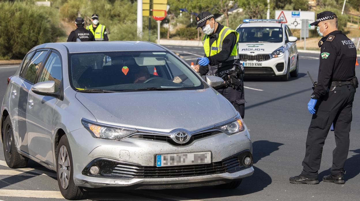 Efectivos de la Policía Local de Punta Umbría en un control en el acceso al pueblo