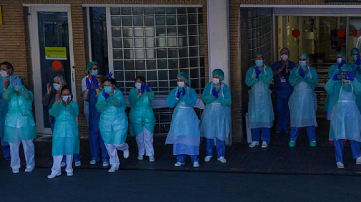 Profesionales sanitarios a las puertas de un hospital sevillano