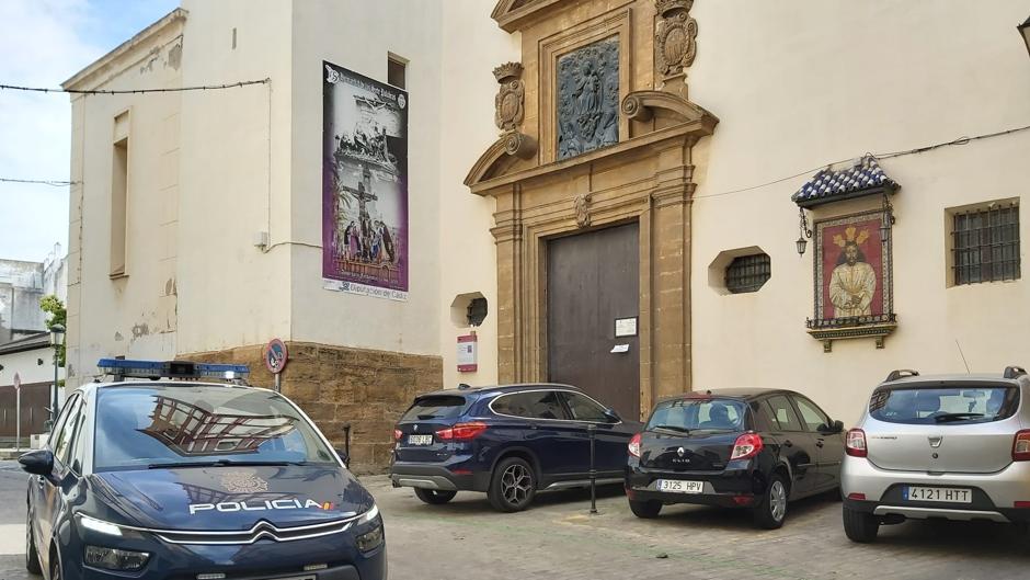 Vídeo: La Policía Nacional lleva la Semana Santa al barrio de Santa María