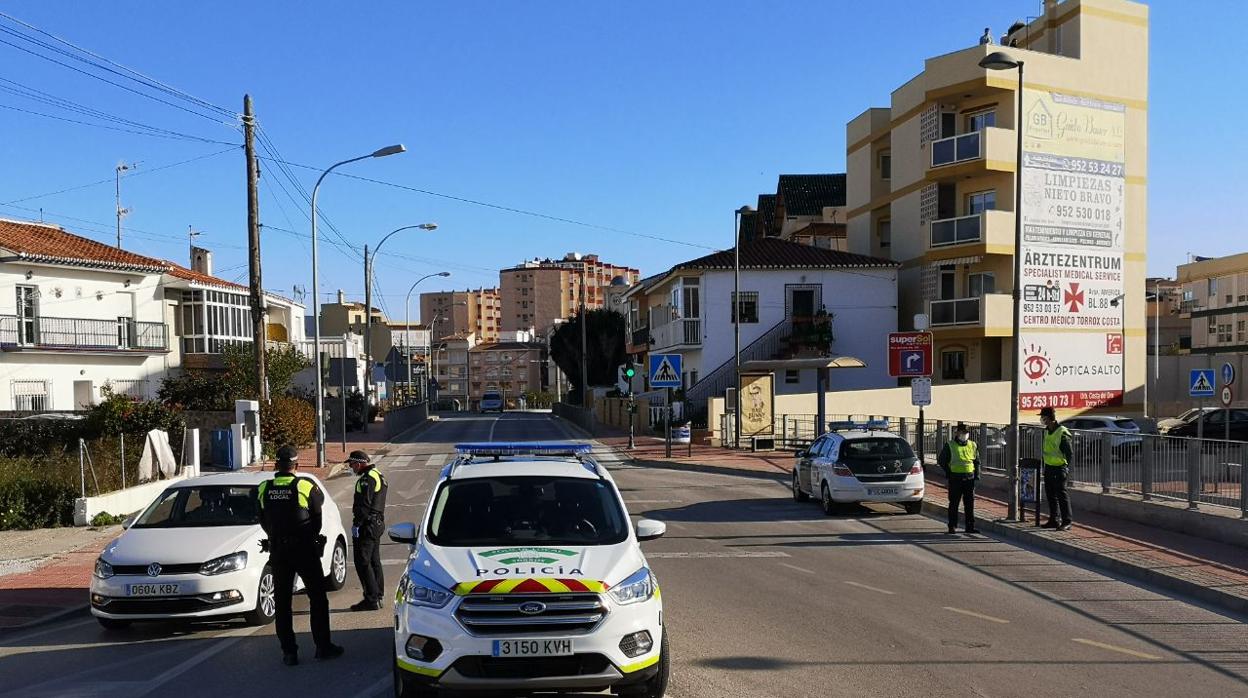 Control en uno de los accesos a Torrox