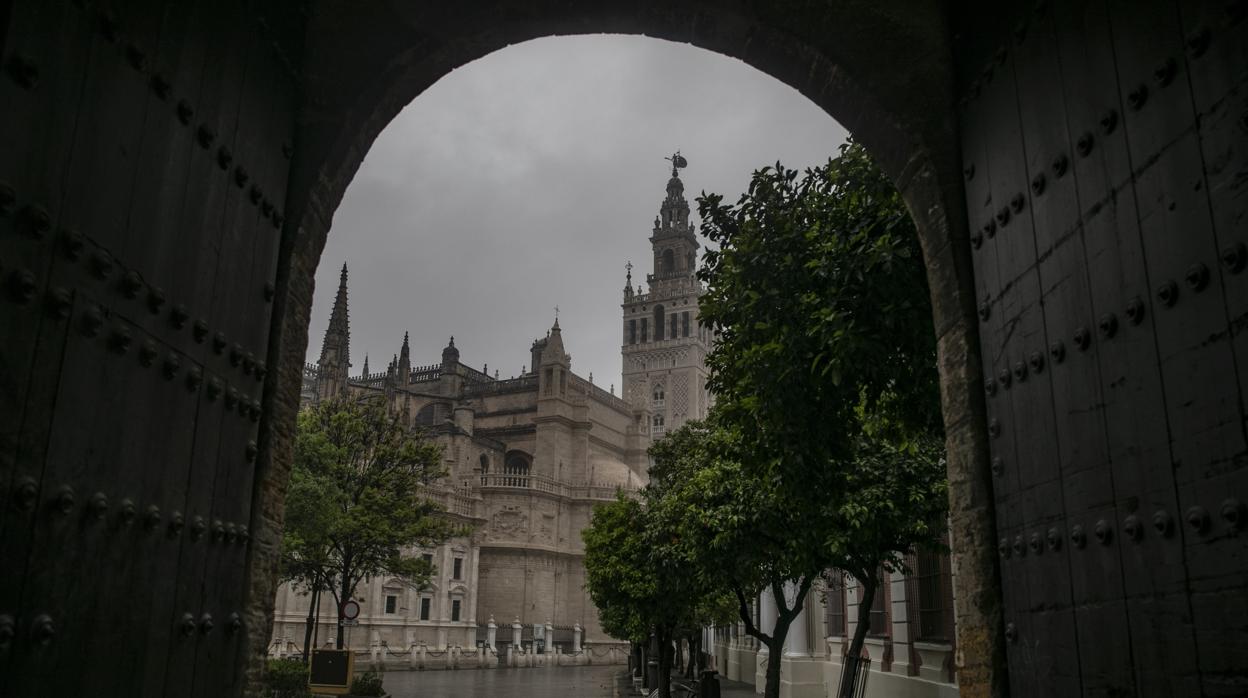 Plaza del Triunfo de Sevilla completamente vacía en plena Semana Santa