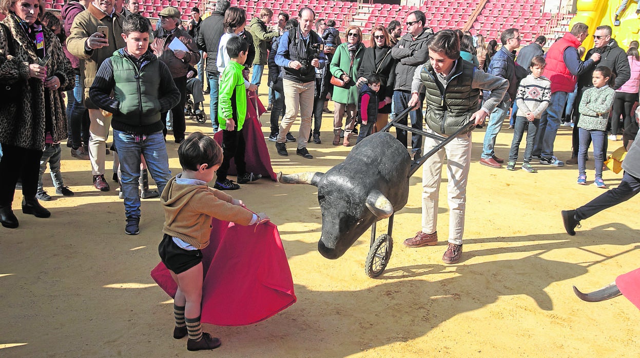 Dos niños juegan en la plaza de toros de Córdoba