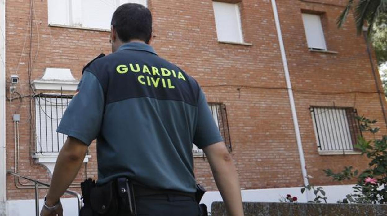 Un agente de la Guardia Civil