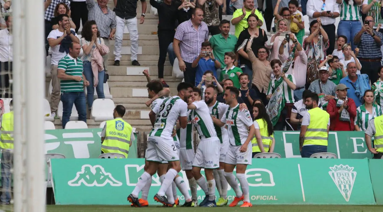 Los jugadores del Córdoba CF celebran un gol