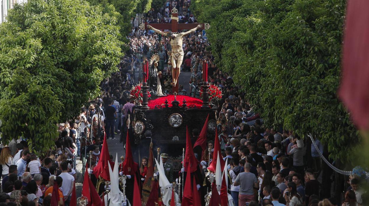 El Señor de la Caridad, por la calle San Fernando un Jueves Santo de Córdoba