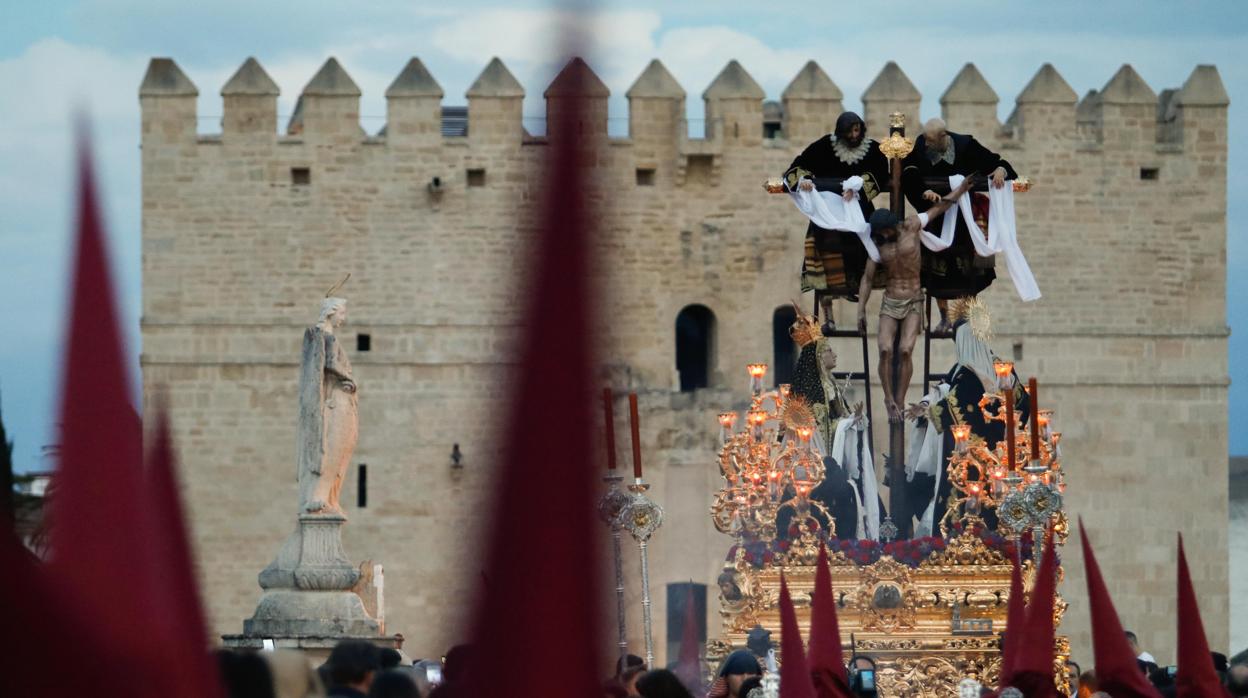 El Cristo del Descendimiento, en el Puente Romano el Viernes Santo de Córdoba de 2020