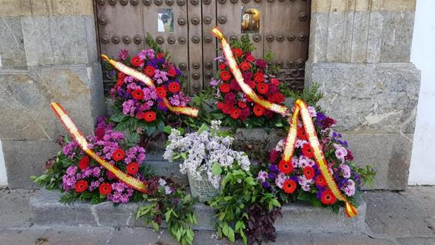 San Jacinto recibe una ofrenda floral en un Viernes Santo muy especial para la Virgen de los Dolores