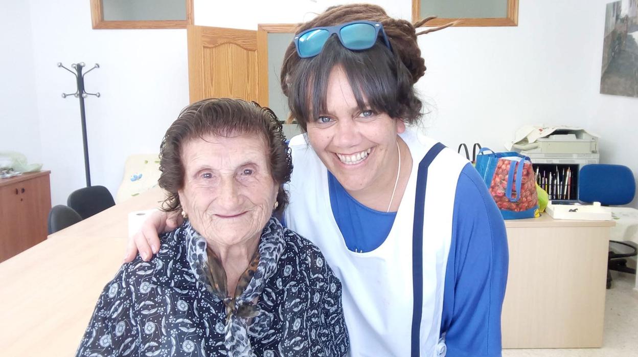 Noemí García junto a María Aranda, de 96 años, en los talleres de Diputación