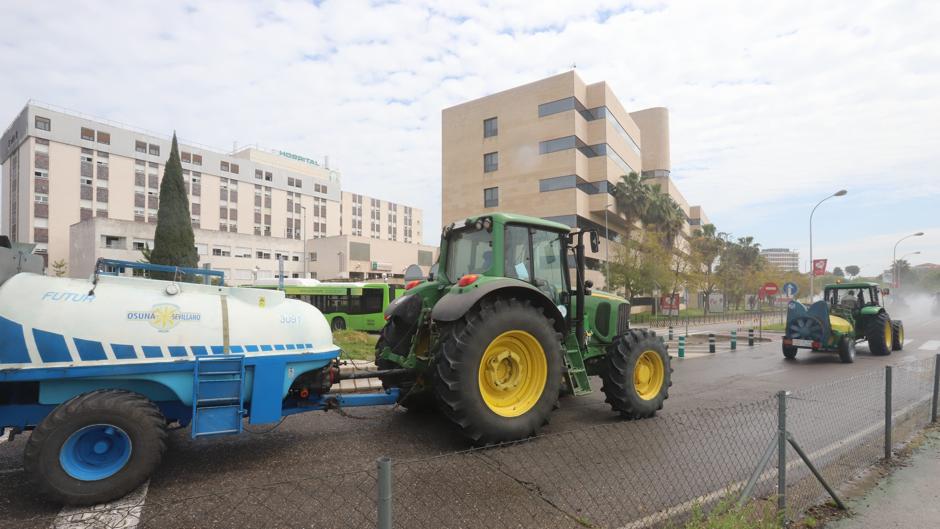 Los agricultores de la provincia que desinfectan Córdoba homenajean a los sanitarios