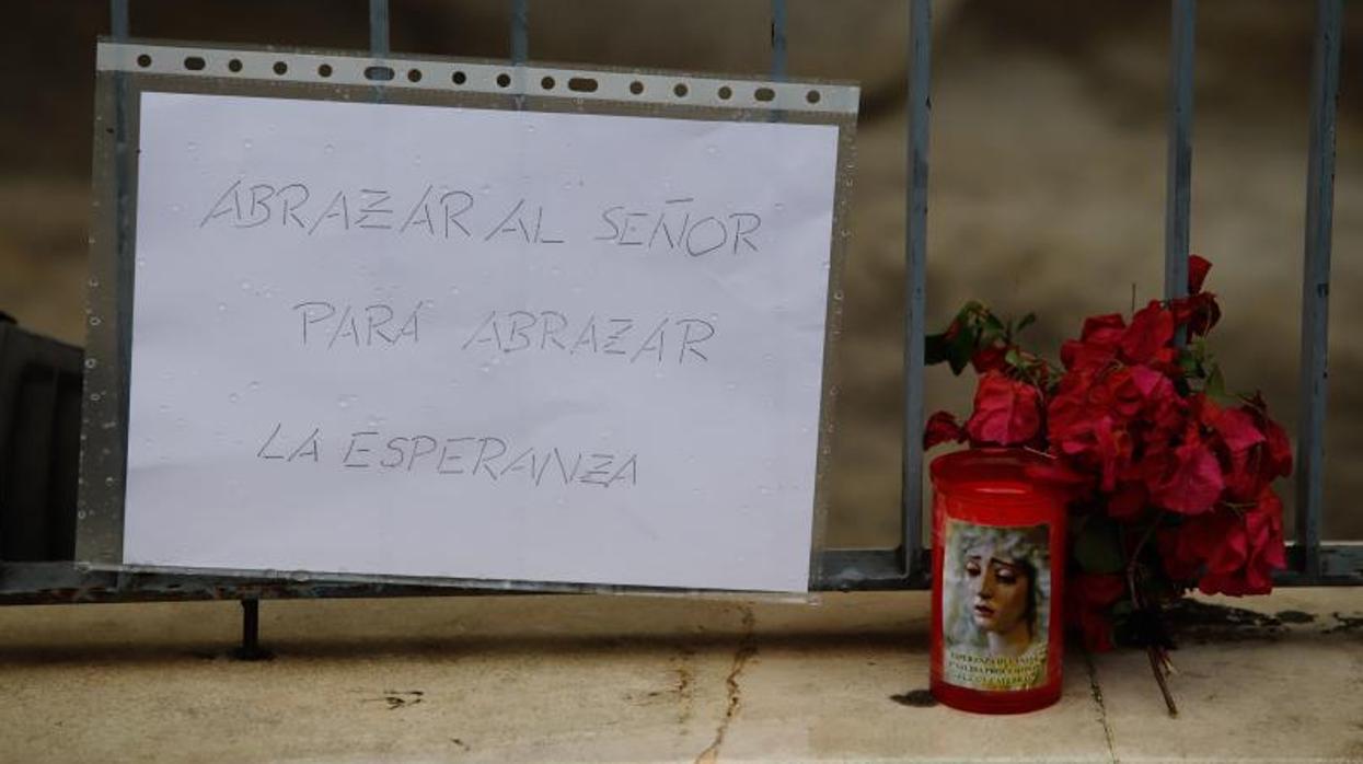 Ofrenda a las puertas de la parroquia del Beato Álvaro de Córdoba