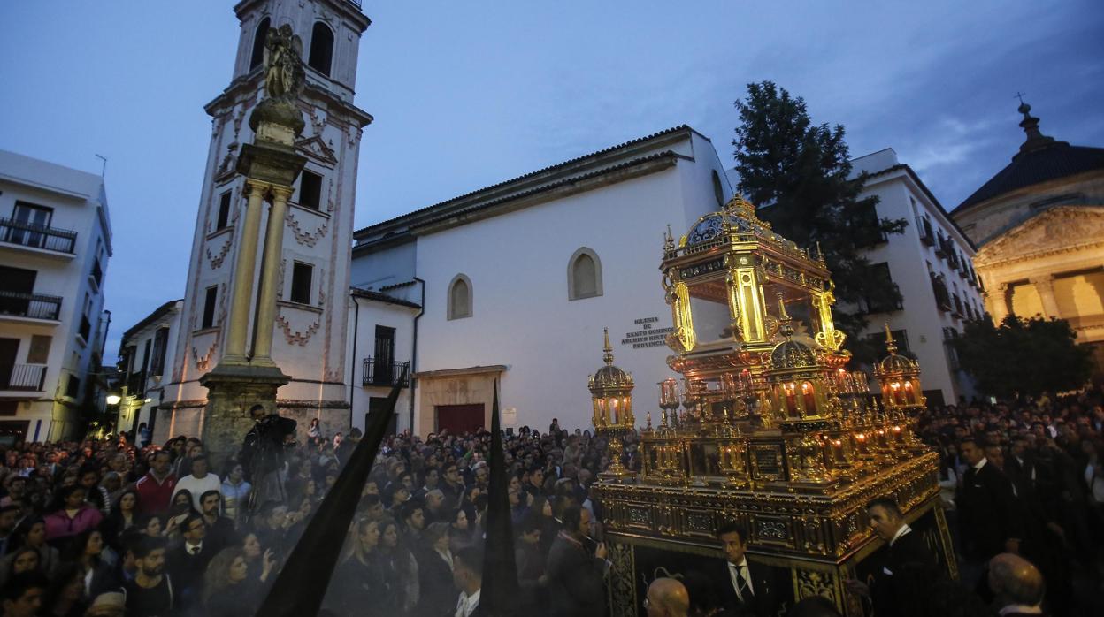 El paso del Santo Sepulcro en la Compañía el Viernes Santo de Córdoba de 2019