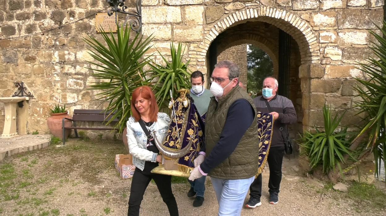 La alcaldesa de Úbeda, Antonia Olivares, durante el traslado