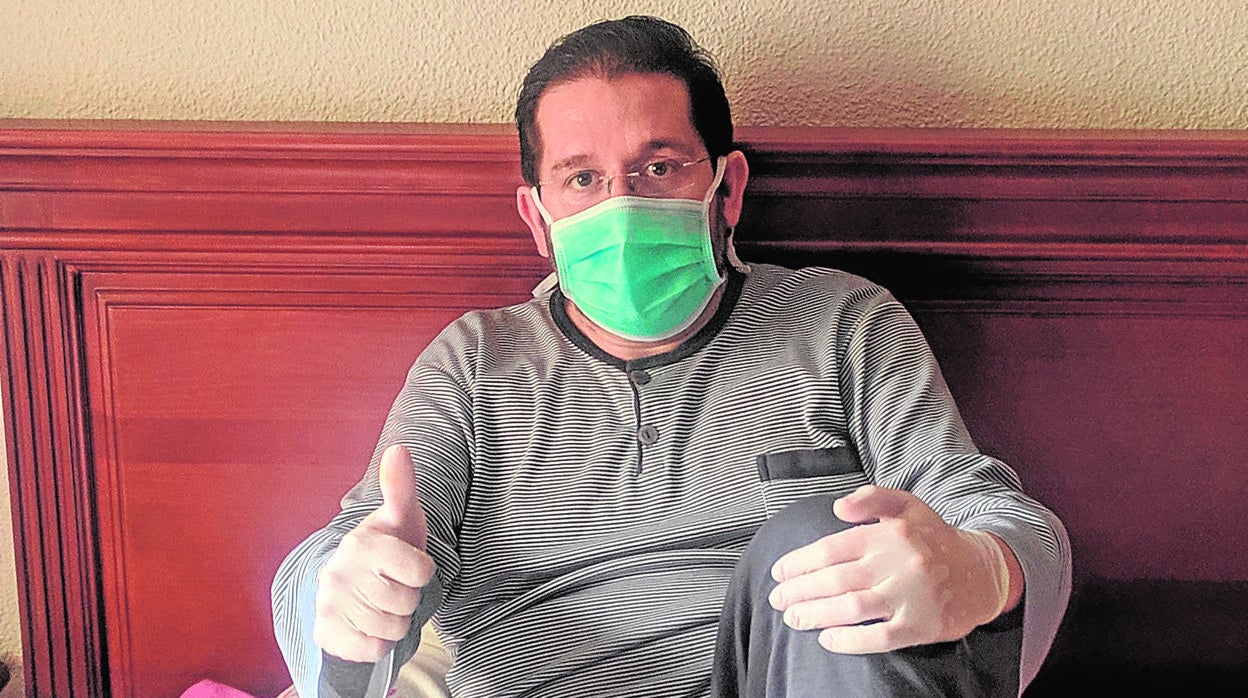 Moisés López, en el dormitorio de su casa de Córdoba