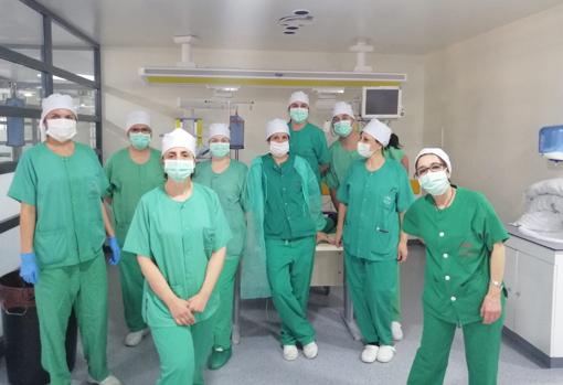 Un equipo de la UCI del Hospital Reina Sofía posa en una pausa del trabajo