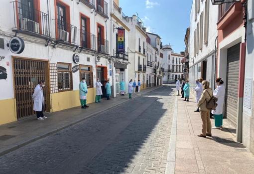 Concentración de personal sanitario en memoria de Manuel Barragán, médico fallecido por Covid-19