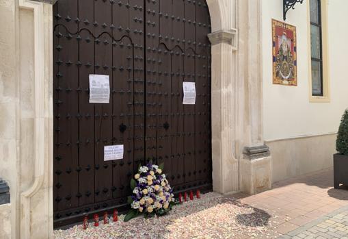 Puerta de la parroquia de los Remedios de Cabra en la mañana de este Sábado Santo