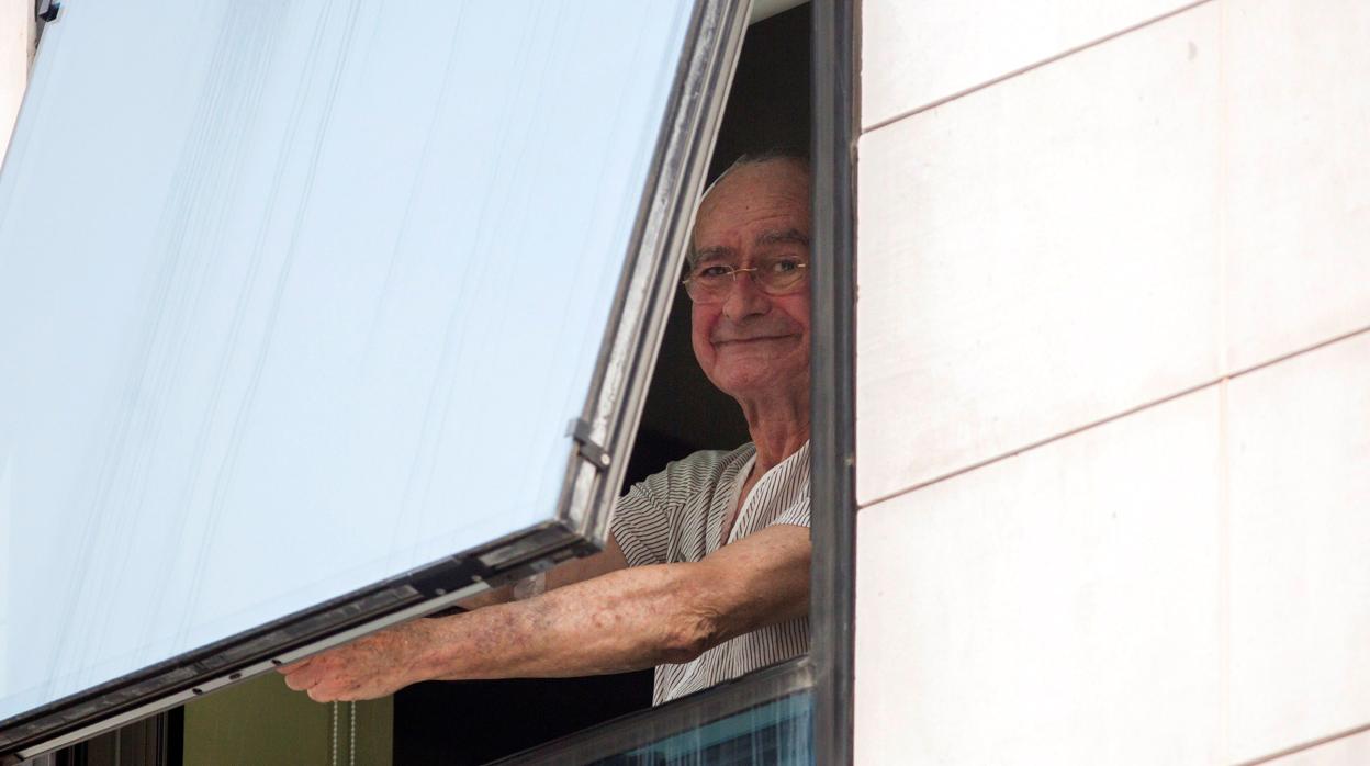 El alcalde de Málaga, Francisco de la Torre, agradece las muestras de cariño desde la ventana de su habitación en la clínica Chip