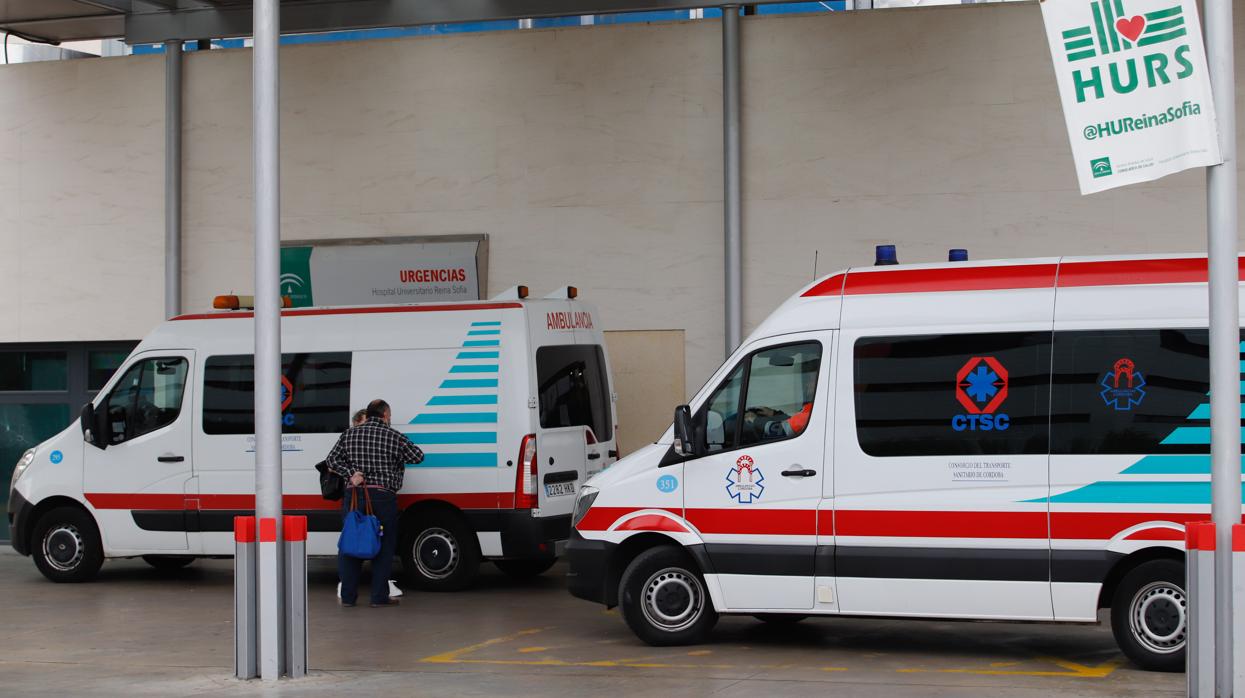 Ambulancias en las Urgencias del Hospital Reina Sofía de Córdoba