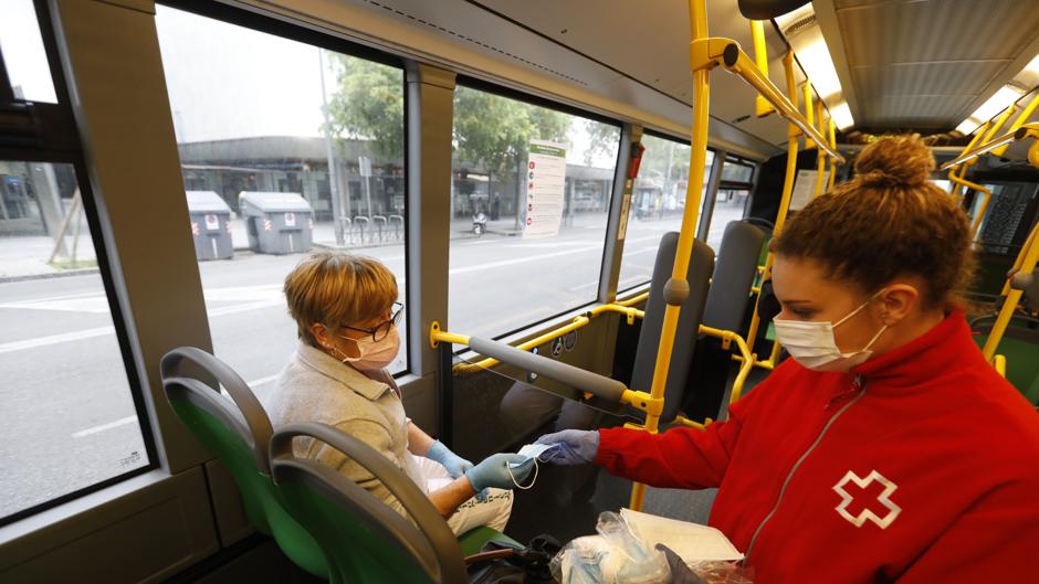 Alta demanda de las primeras remesas de mascarillas en los nodos de transporte público de Córdoba