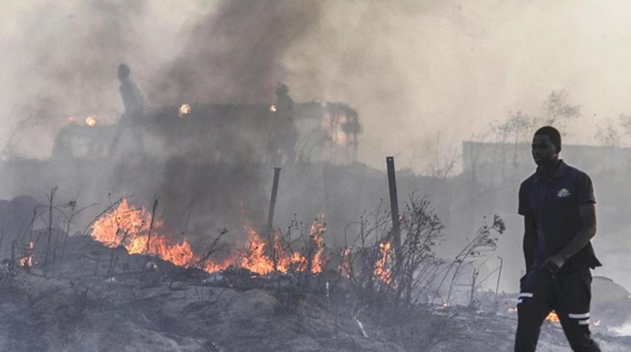 Imagen de archivo de un incendio en un asentamiento chabolista de Huelva