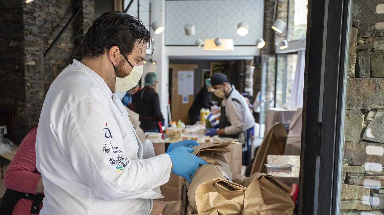 El chef Xanty Elías en su restaurante en Huelva con un equipo de voluntarios