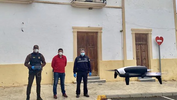 Vigilancia del confinamiento a vista de dron en un pueblo de Almería