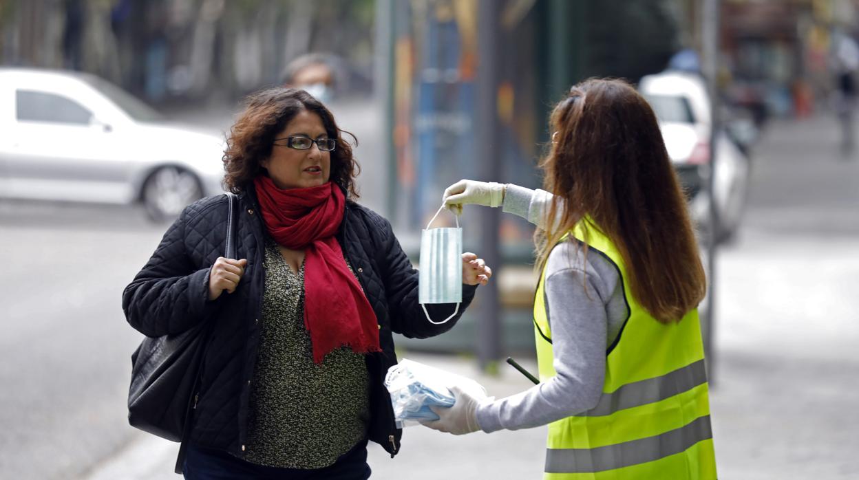 Reparto de mascarillas contra el coronavirus en Córdoba capital