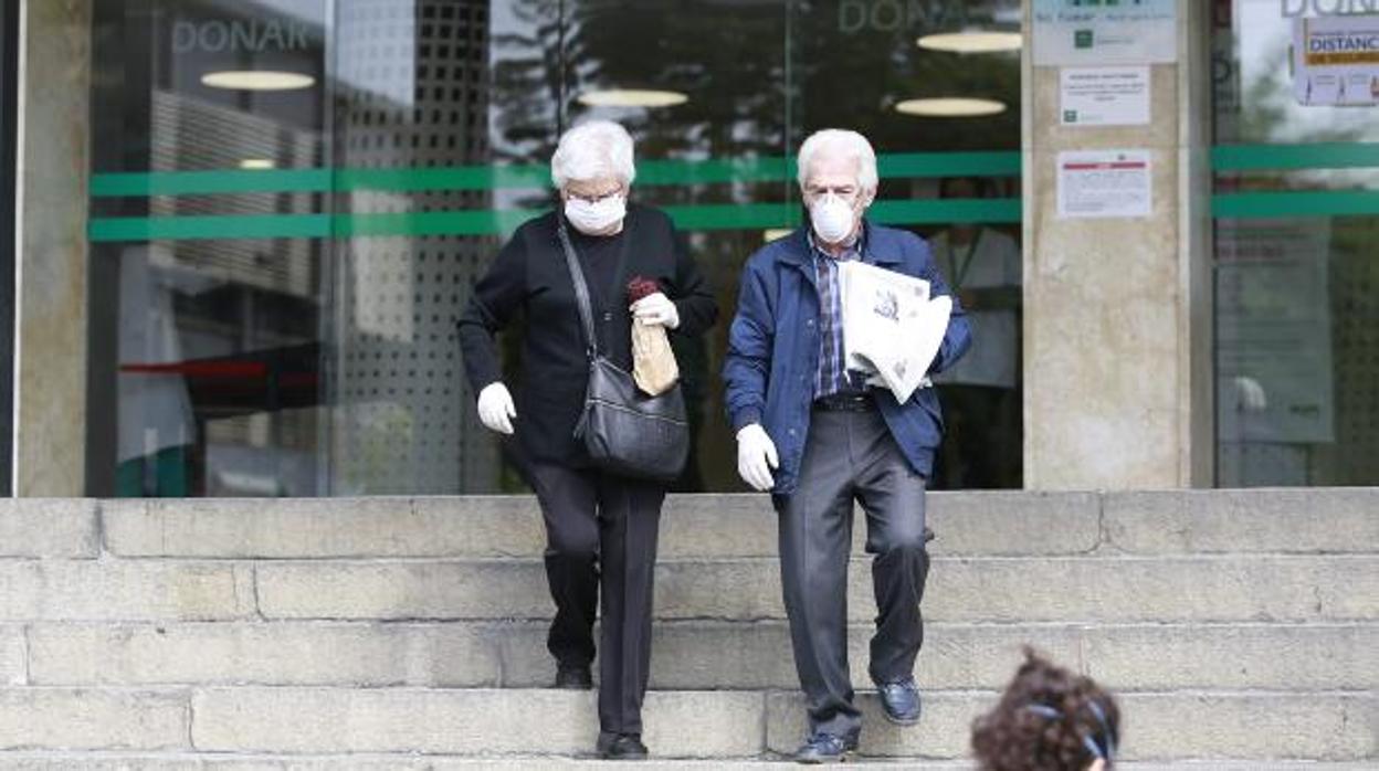 Dos personas salen de un hospital de Sevilla