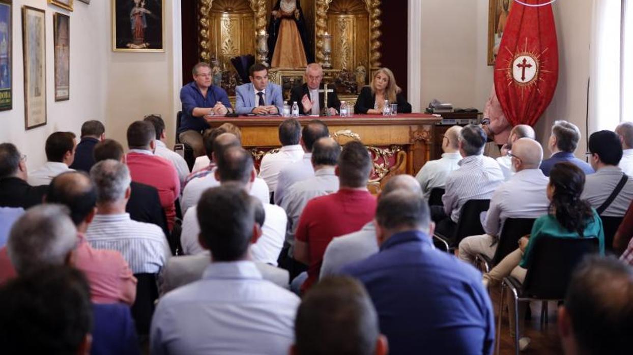 Los hermanos mayores en una reunión de la Agrupación de Cofradías