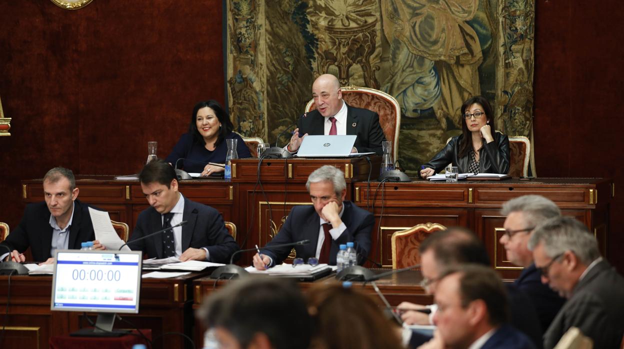 Antonio Ruiz (PSOE) preside un pleno de la Diputación de Córdoba