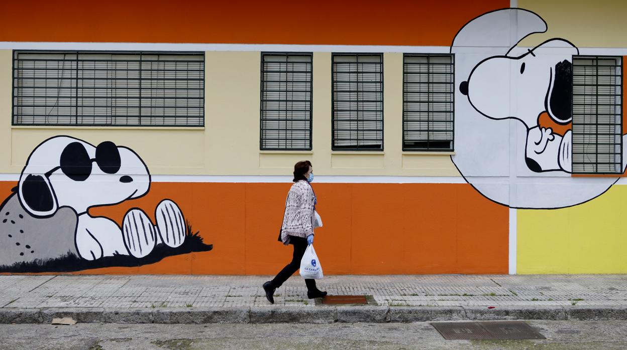 Una mujer junto a la escuela infntil Snoopy cerrada por el coronavirus