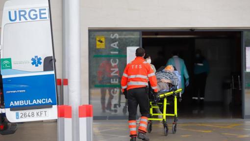 Un paciente ingresa en las Urgencias del Reina Sofía el pasado 9 de abril