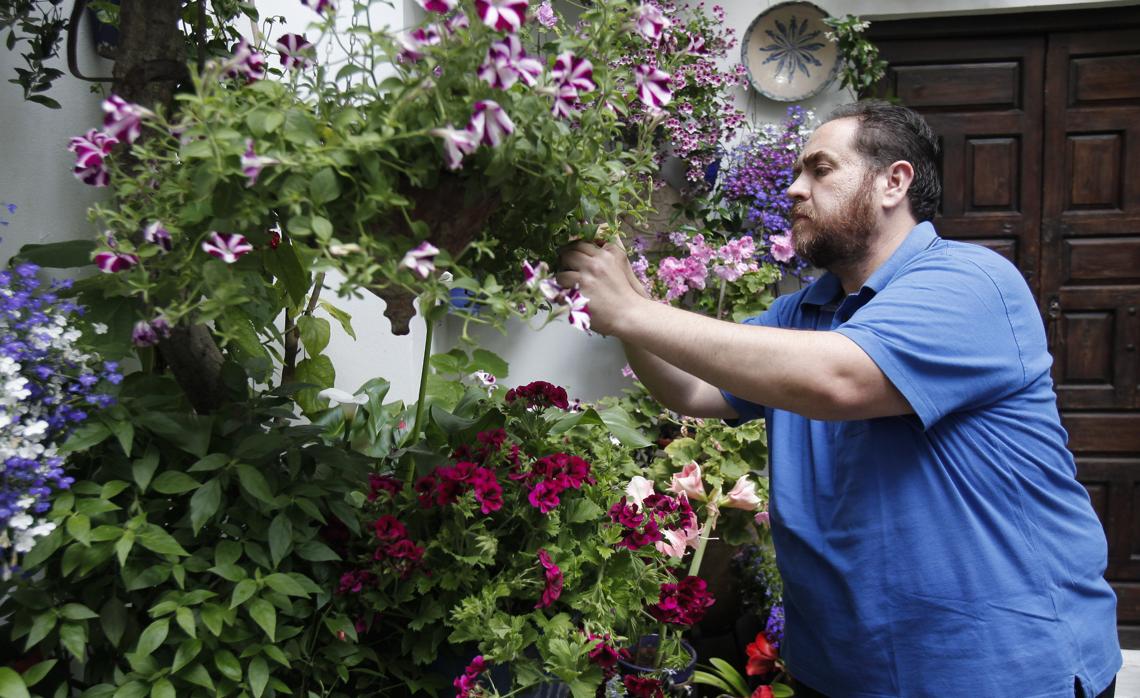 Rafael Barón observa las plantas de su patio en Córdoba