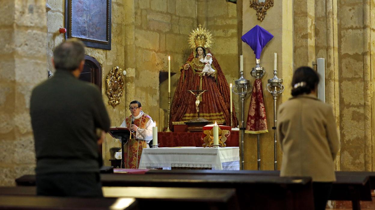 Asistentes a la misa del pasado Domingo de Ramos en la iglesia de San Lorenzo de Córdoba