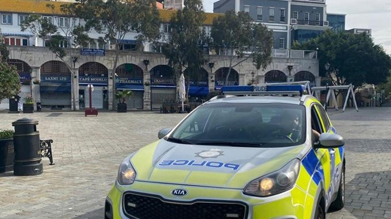 Imagen de un vehículo policial en la plaza de Casemates, con todos los establecimientos cerrados