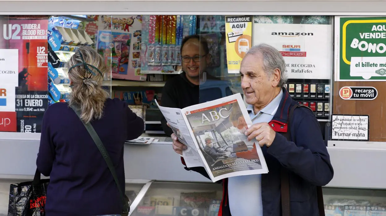 Un lector compra y lee un ejemplar de ABC Córdoba