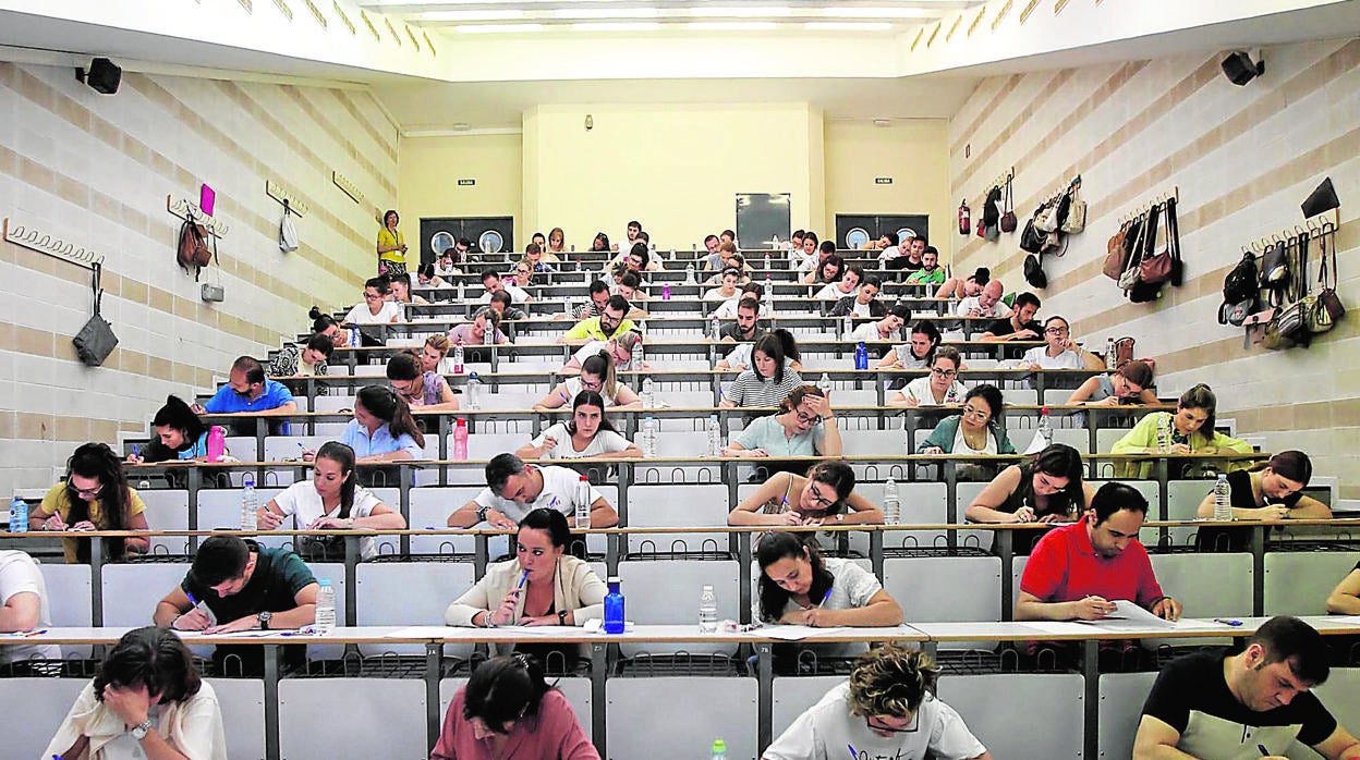 Alumnos examinándose en un aula del campus de Rabanales