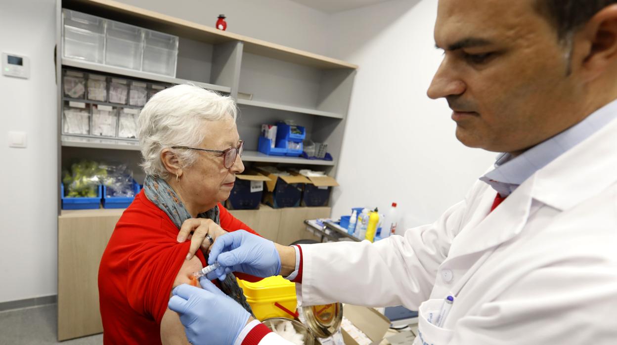 Una señora vacunándose de la gripe en octubre pasado en un centro de salud de Córdoba