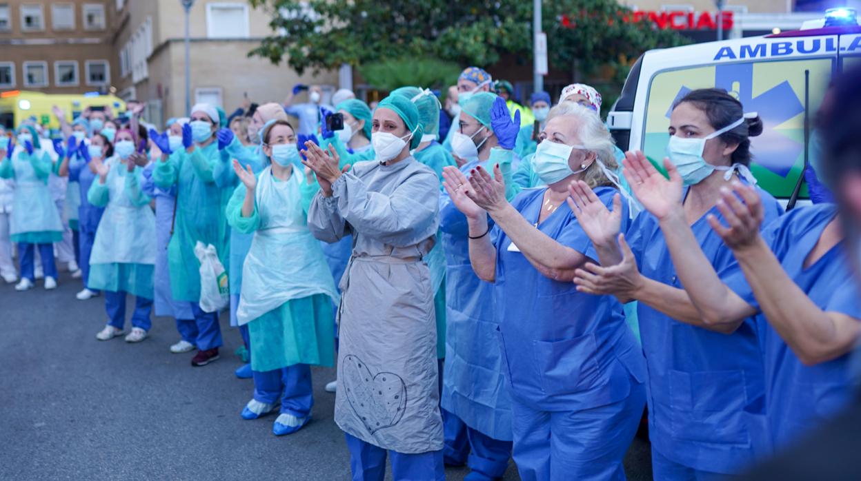 Personal del Vírgen del Rocío en Sevilla salen a saludar a sus compañeros del transporte sanitario