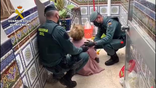 La Guardia Civil, al rescate de una mujer mayor que había sufrido una caída en su casa de La Rambla