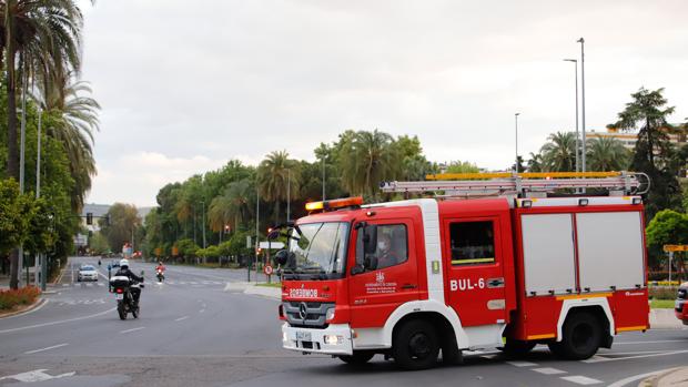 Un vecino resulta afectado por humo en el incendio de una vivienda en la Fuensanta