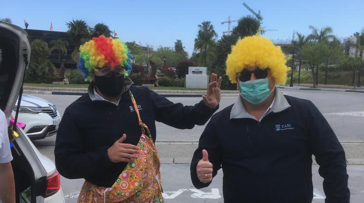 Millán (con peluca de colores) felicita un cumpleaños junto a un compañero