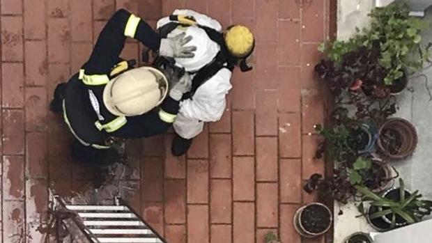 Los bomberos hallan en una vivienda de Córdoba los cadáveres de un hombre, de 64 años, y de su perro